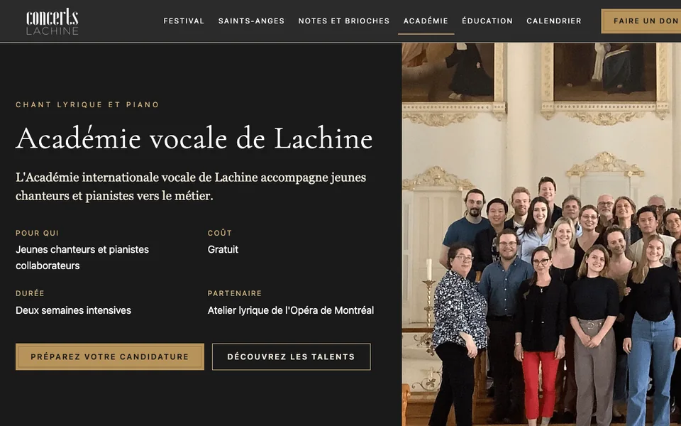 Premier écran de la page Académie&nbsp;: titre et informations sur fond noir, photo de la cohorte à droite