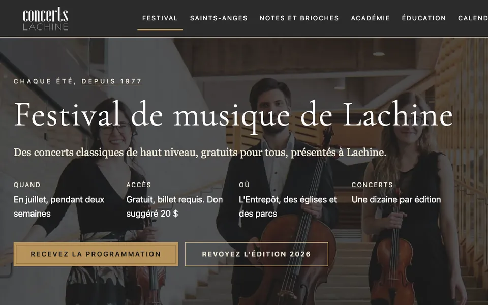 Premier écran de la page Festival&nbsp;: quatre musiciens à cordes dans un escalier, titre et informations d'accès