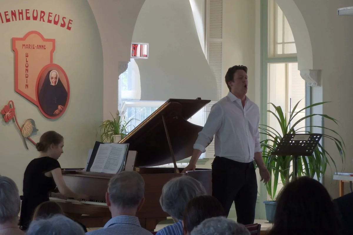 Un chanteur et une pianiste en concert devant le public